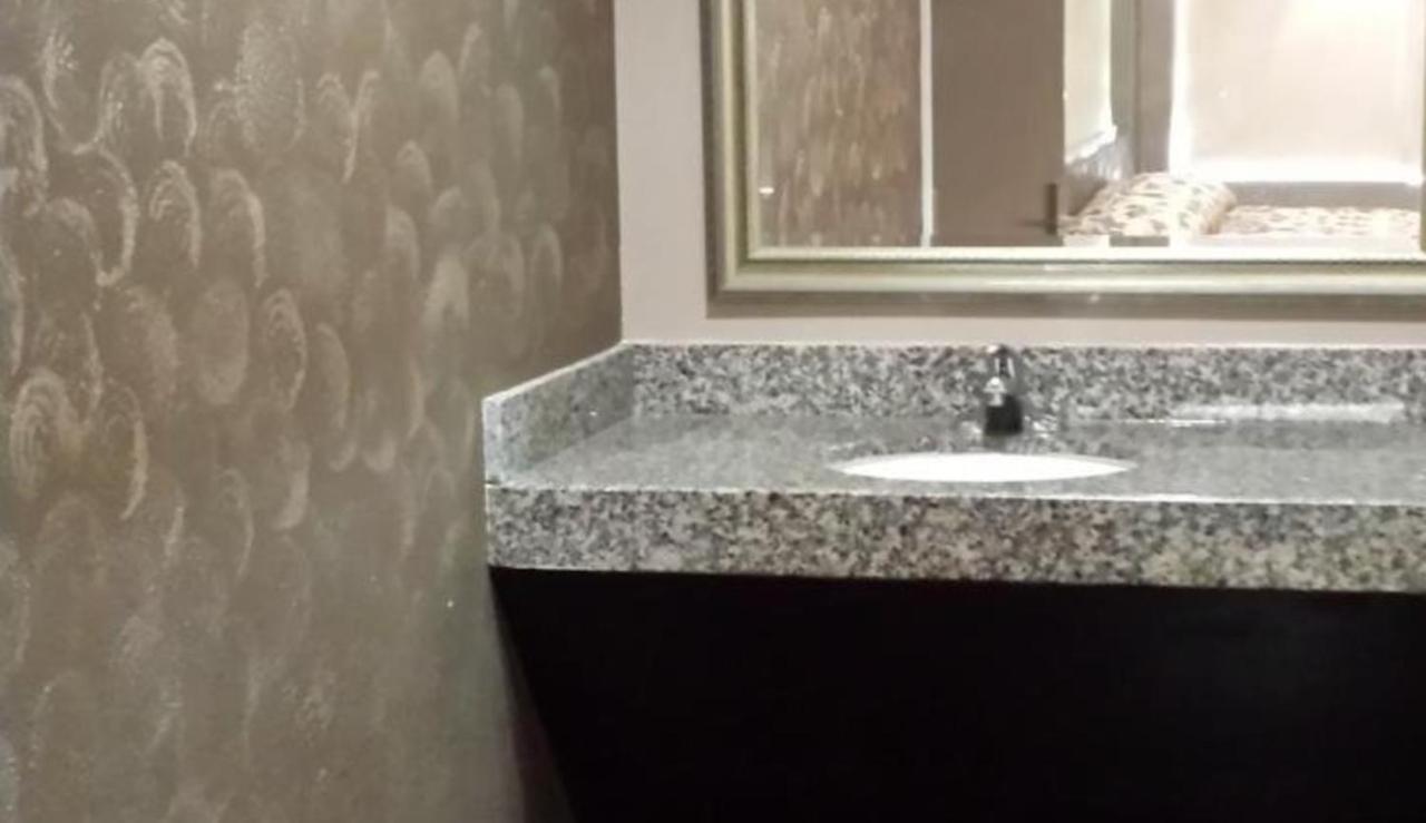Royal Relax Inn Fairmont City Экстерьер фото
